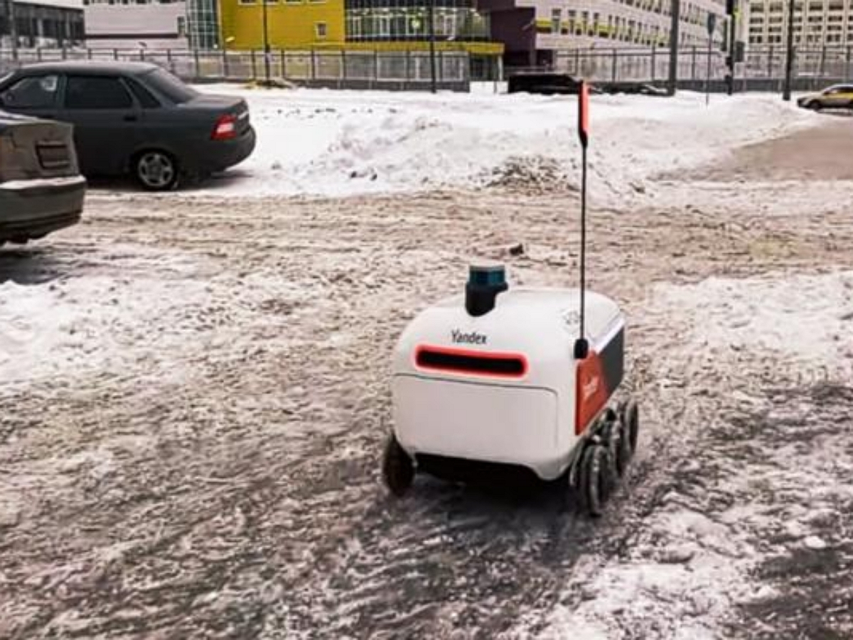 В Эстонии робот-доставщик, застряв в снегу, обратился к прохожему за помощью