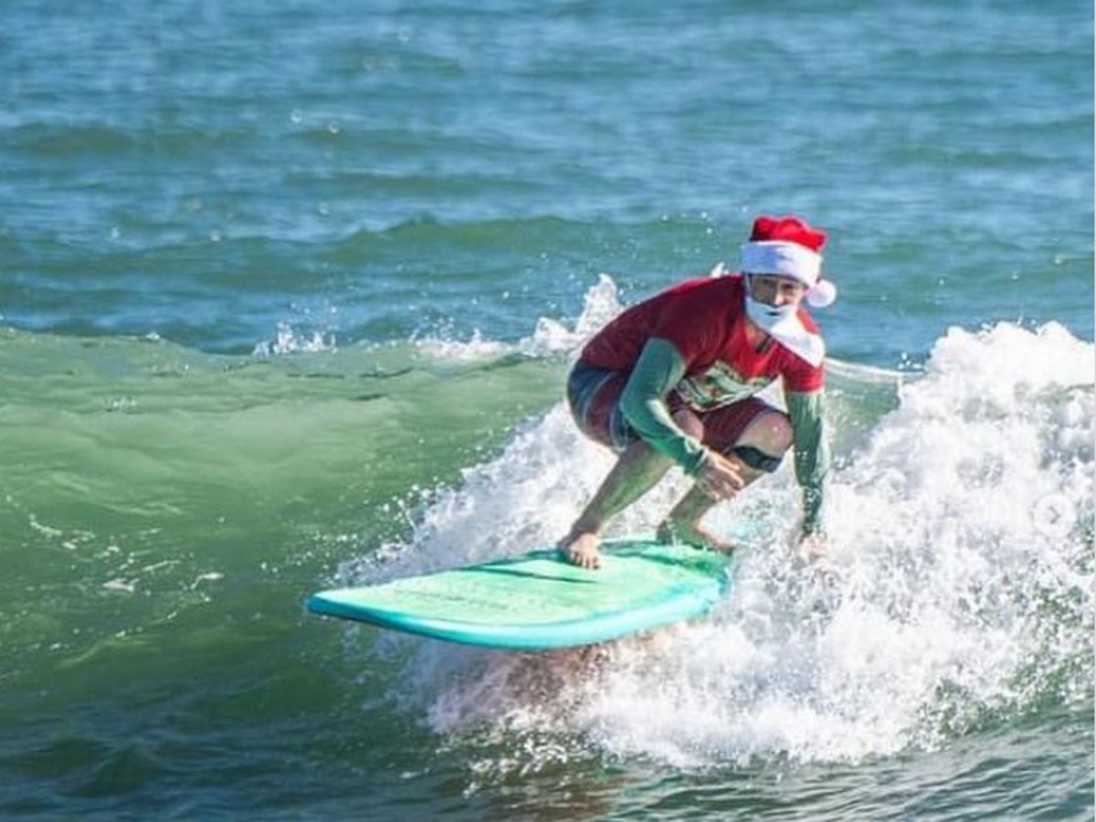 Сотни Санта-Клаусов серфят во Флориде в честь Рождества
