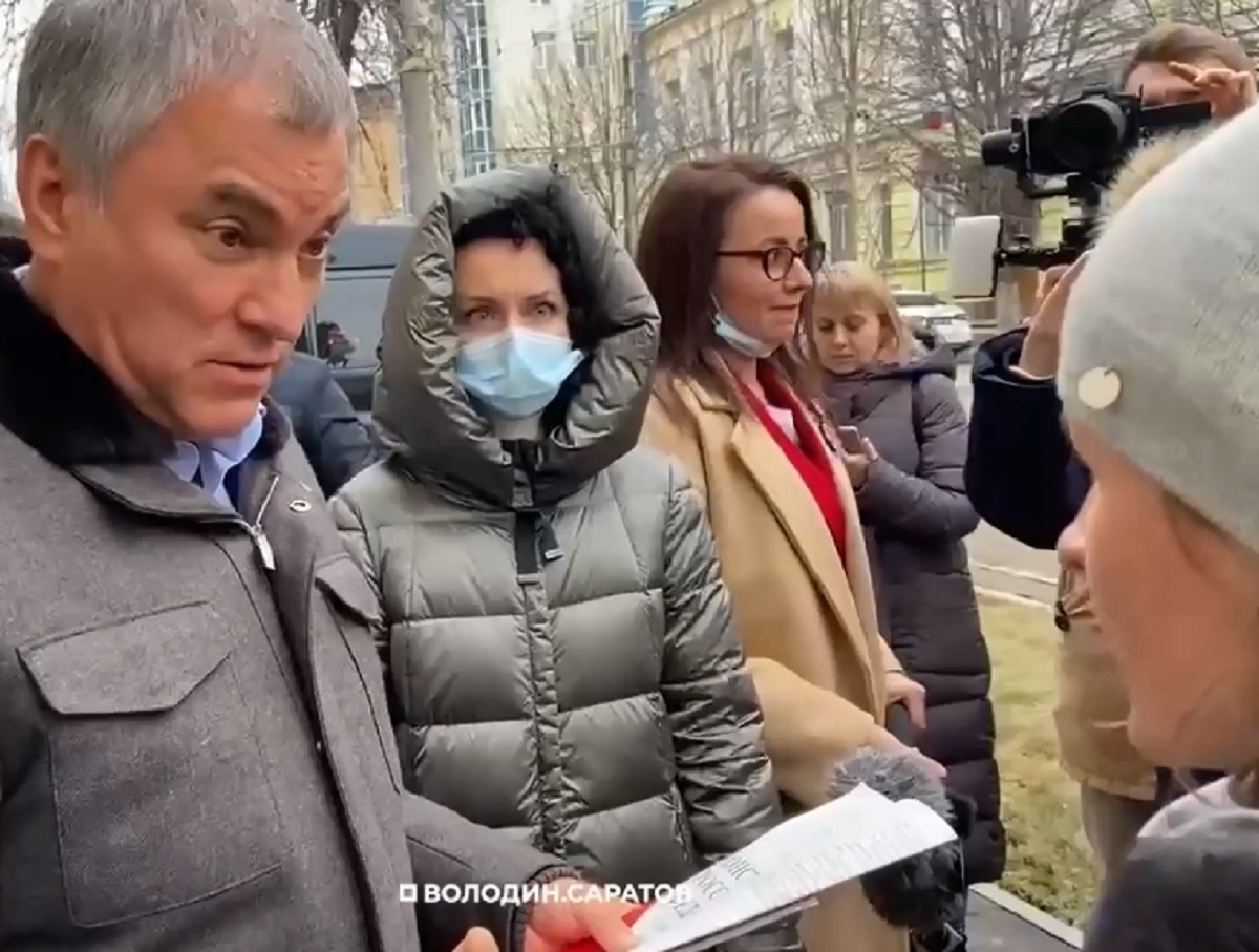 «С людьми так не надо»: россиянка на улице отчитала Володина за QR-коды