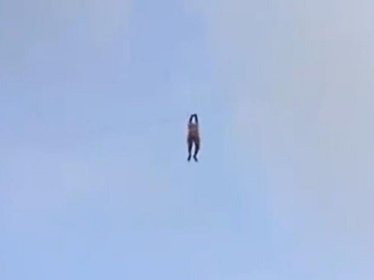 Мужчина улетел в небо на воздушном змее