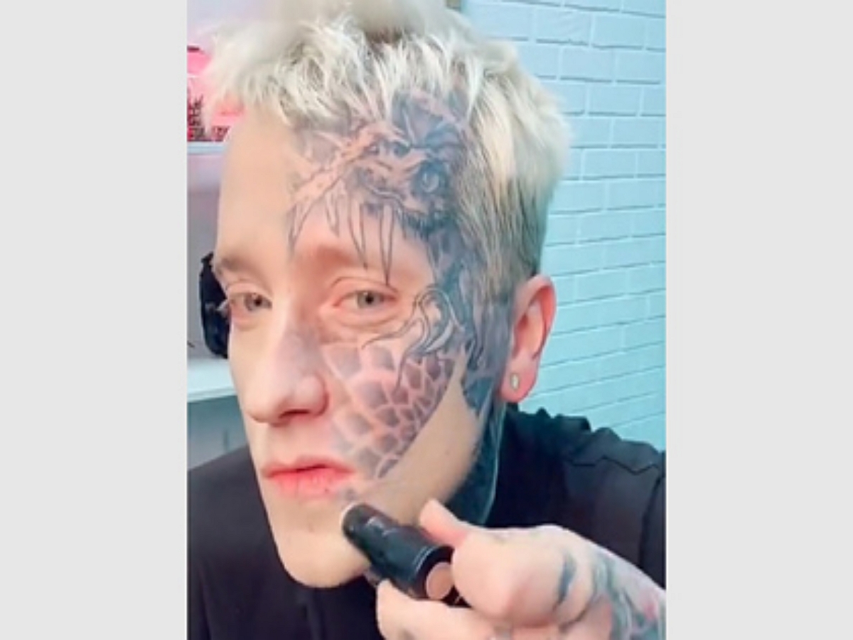 Татуировщик, идя к сыну в школу, скрывает тату под слоем макияжа