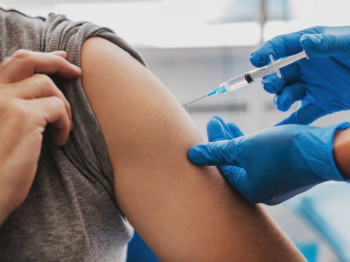 «Гнида, прививайся от ковида!»: Оперштаб репостнул агрессивный призыв к вакцинации
