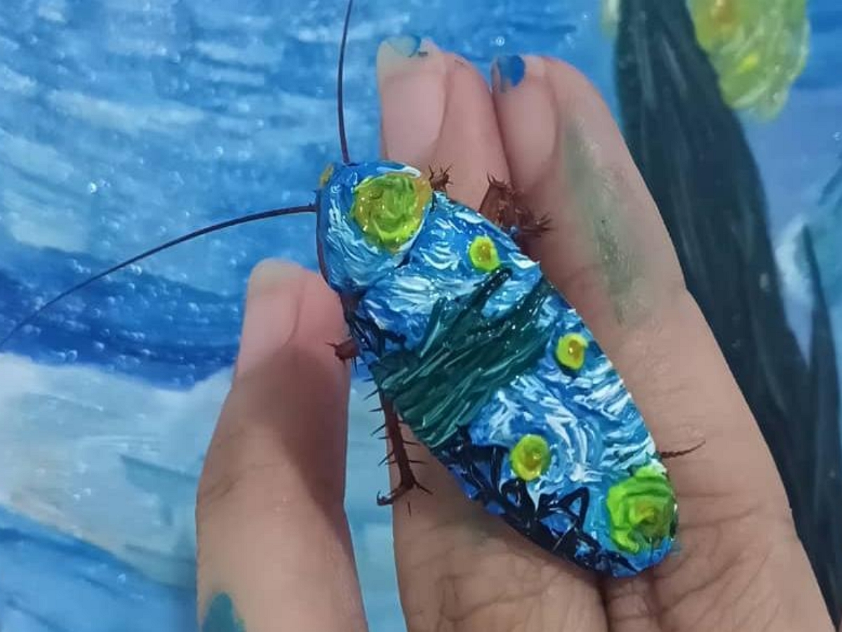 Художница воссоздает шедевры живописи на дохлых тараканах