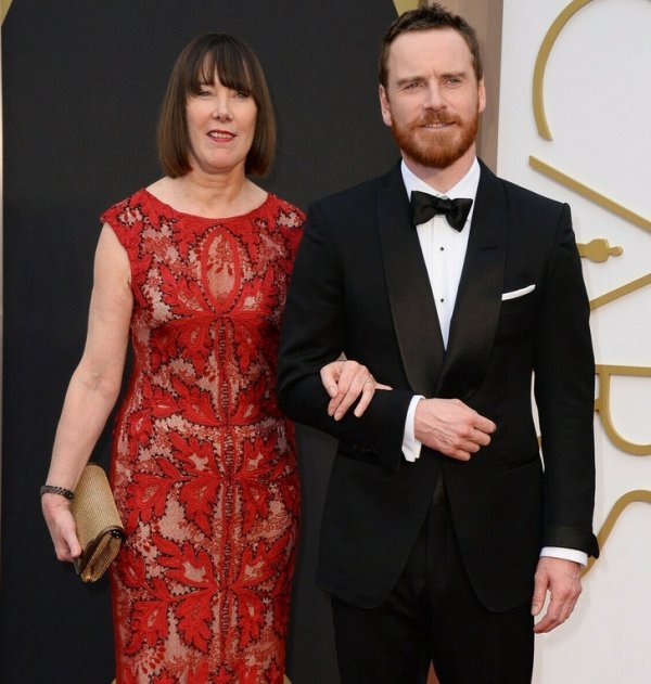 Знаменитости и их самые преданные поклонники — мамы