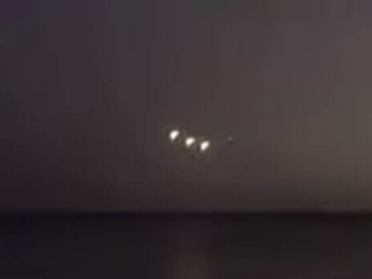 Очевидец сфотографировал флотилию НЛО в небе над Флоридой