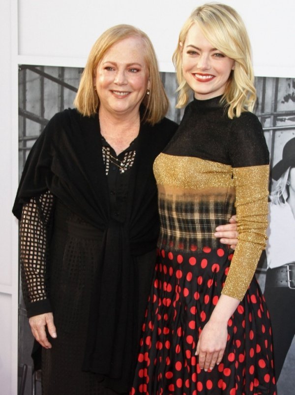 Знаменитости и их самые преданные поклонники — мамы