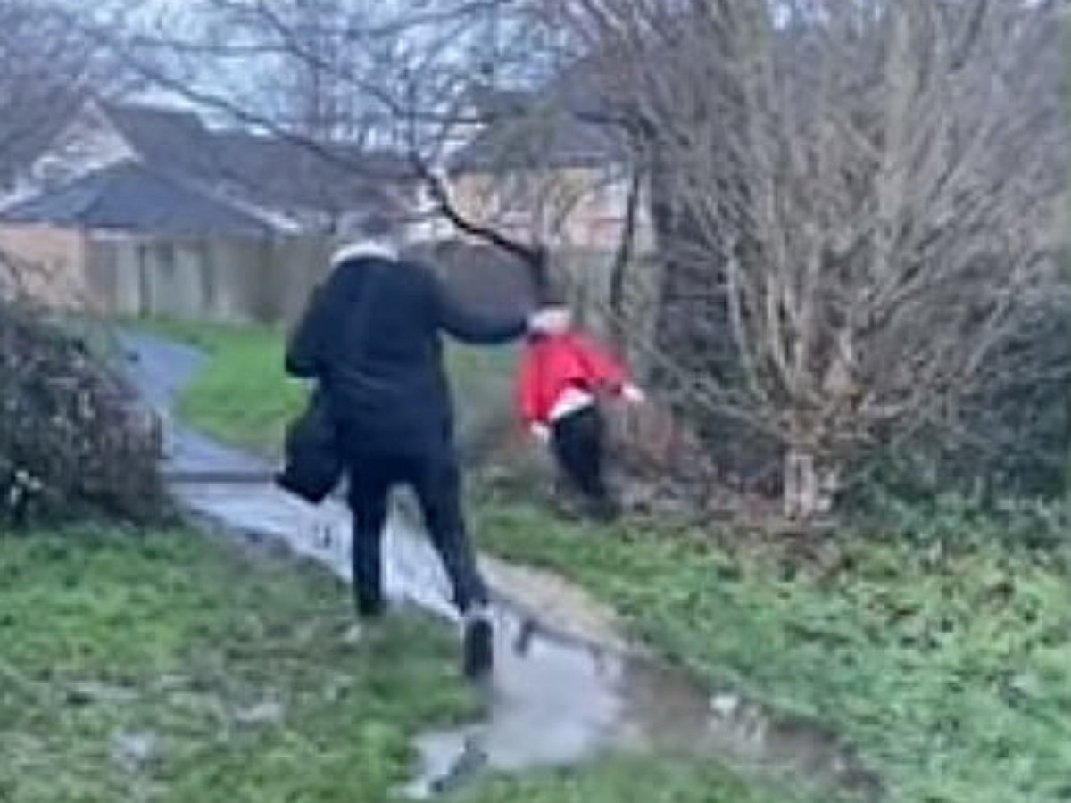 Молниеносная реакция отца не дала сыну измерить глубину лужи