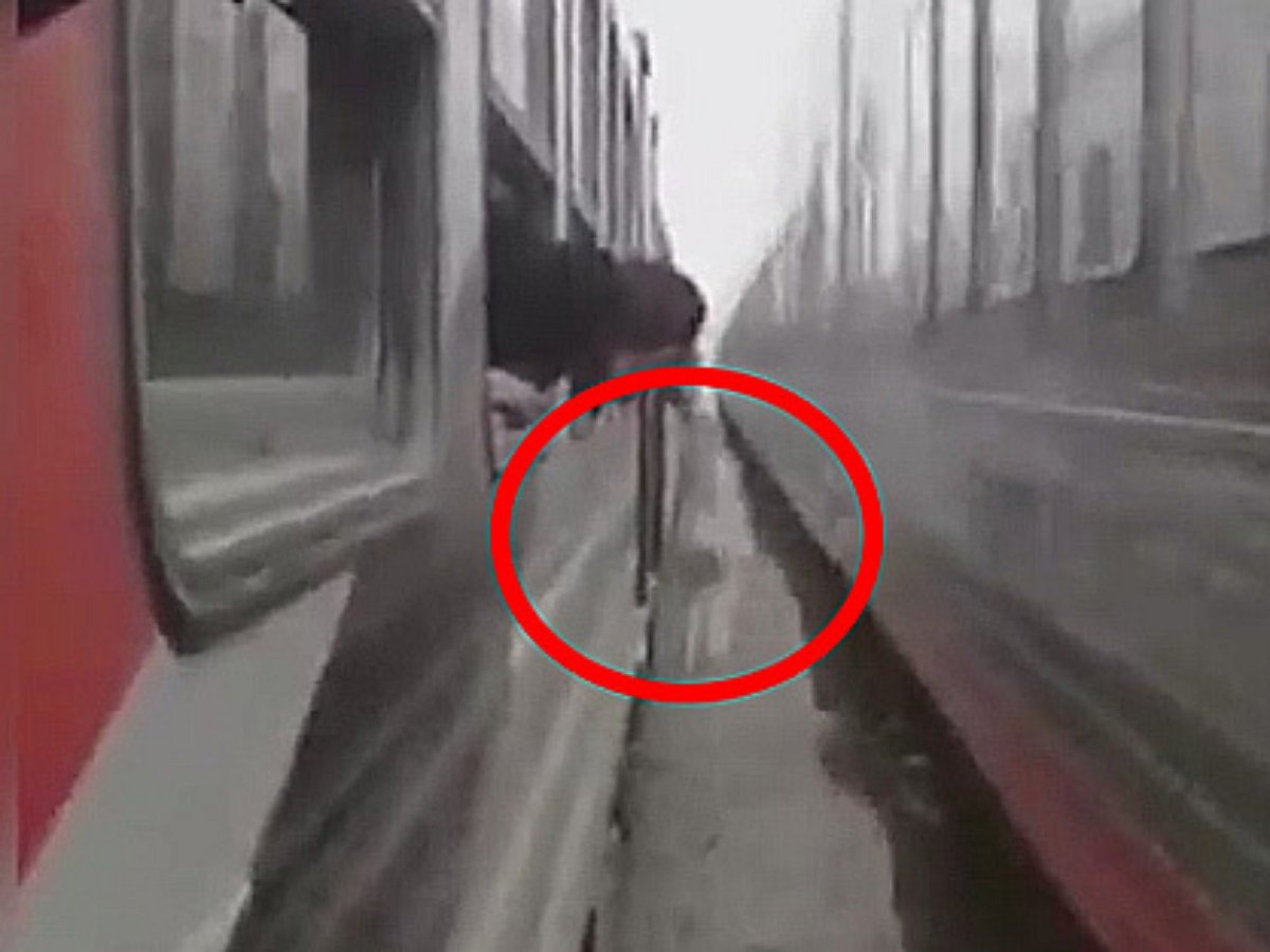 Лошадь промчалась между двумя поездами