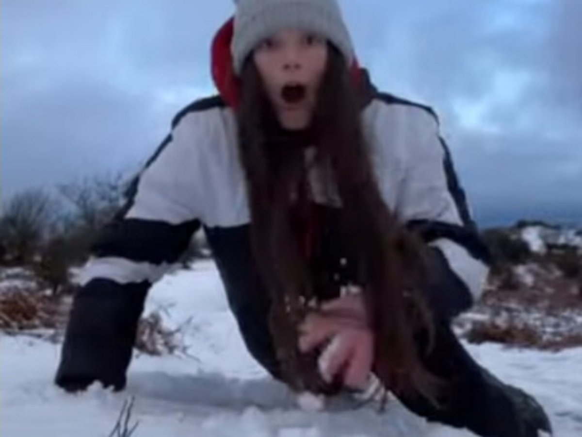 Девушку, прыгнувшую в сугроб, ждал неприятный сюрприз