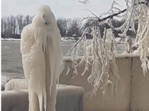 Ледяные скульптуры духов смерти выросли во дворе жилого дома