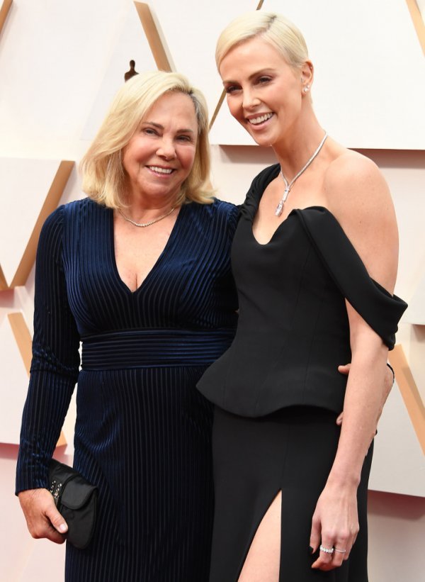 Знаменитости и их самые преданные поклонники — мамы