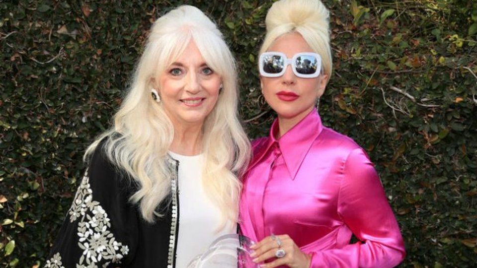 Знаменитости и их самые преданные поклонники — мамы