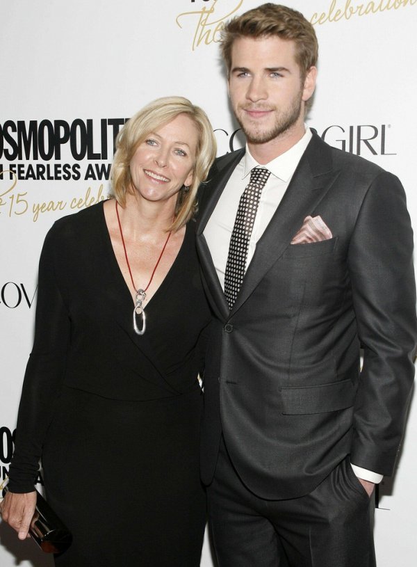 Знаменитости и их самые преданные поклонники — мамы