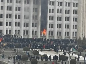 Митингующие в Казахстане ворвались в здание акимата Алматы, начался пожар
