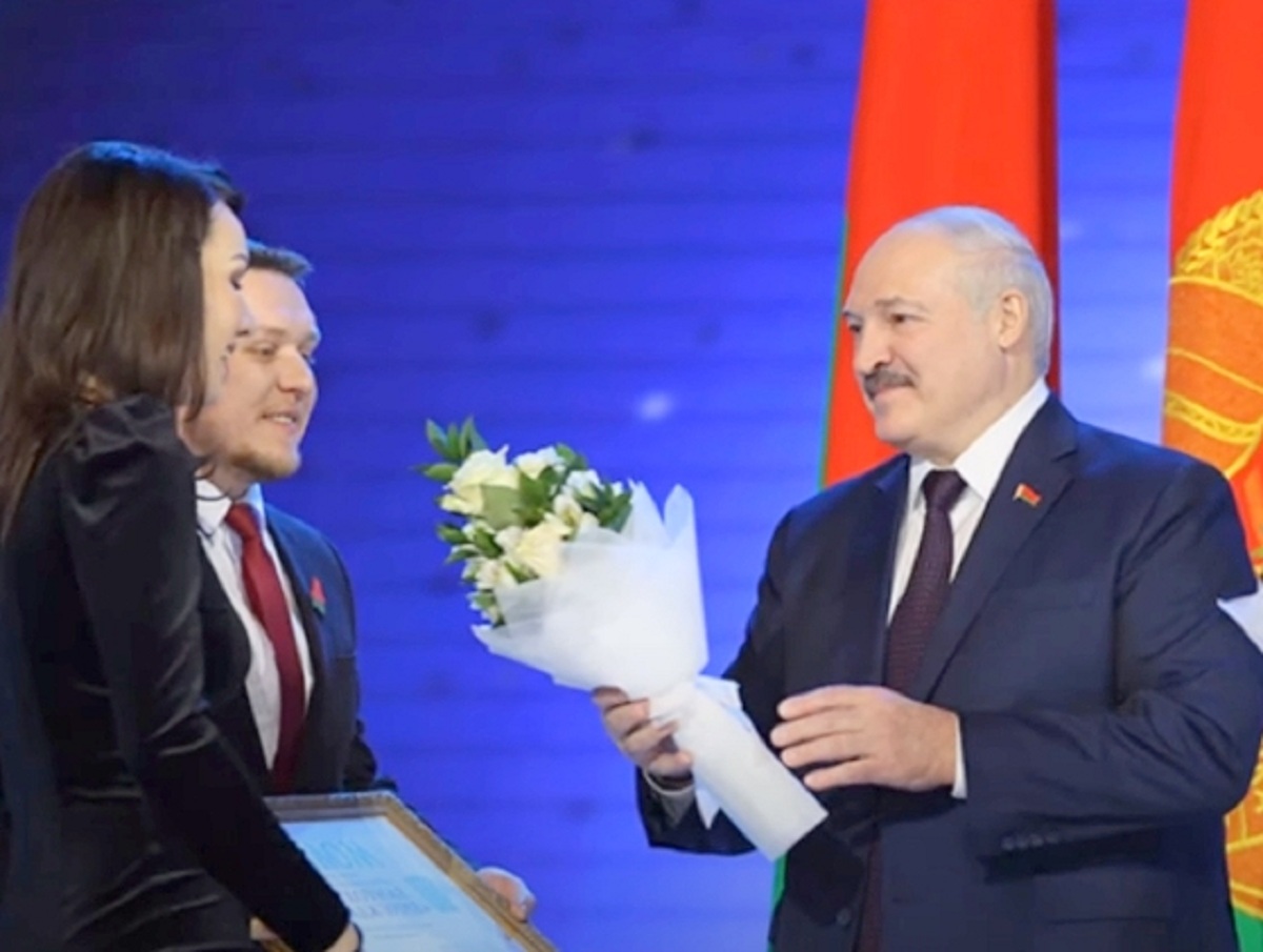Лукашенко опозорился, пытаясь подарить цветы инвалиду без рук