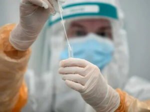 Названы симптомы омикрона у привитых и переболевших