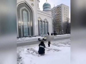 Модель в одном белье сфотографировалась у московской мечети, вызвав скандал