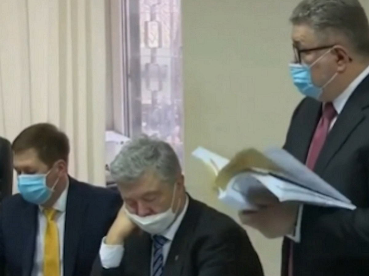 Порошенко уснул во время оглашения приговора по собственному делу