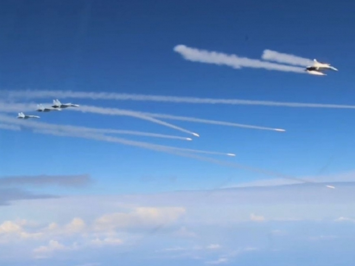 Массированный удар истребителей ВКС России по воздушной цели восхитил Сеть
