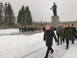 СМИ: блокадников не пустили на Пискаревское кладбище из-за приезда Путина