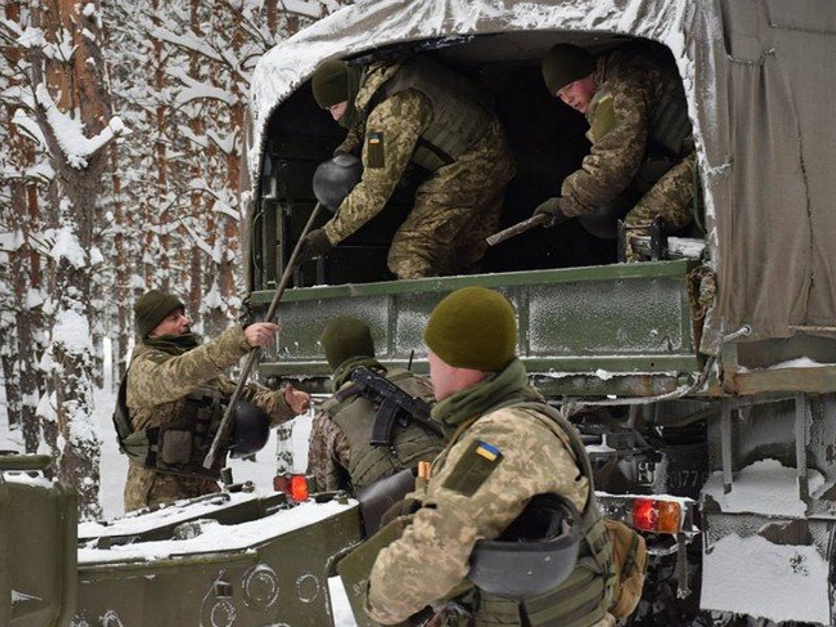 Украинская разведка заявила о переброске в Донбасс танков и боеприпасов