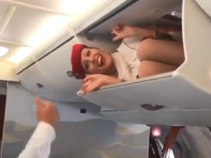 Ради забавного видео стюардесса нырнула в мешки с пледами, но промахнулась