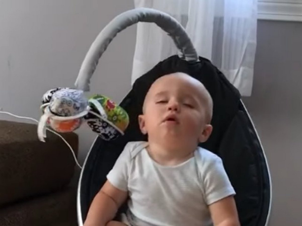 Малыш отважно боролся со сном, но проиграл