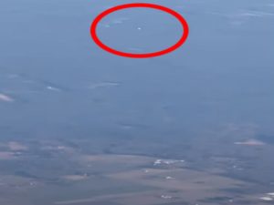 Авиапассажир снял на видео сияющий НЛО в небе над Америкой