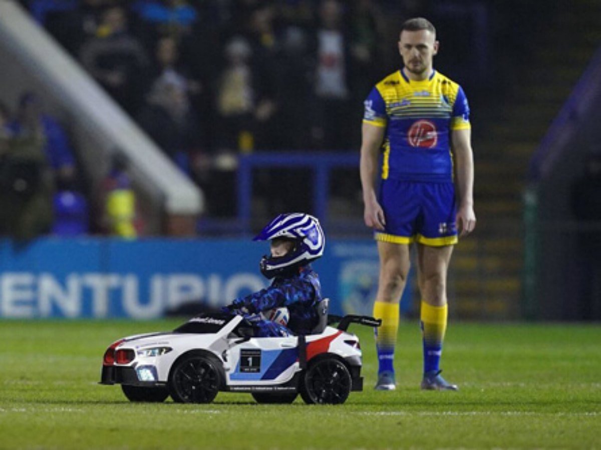 «Талисман» команды регби катался по полю на машинке и не отдавал игрокам мяч