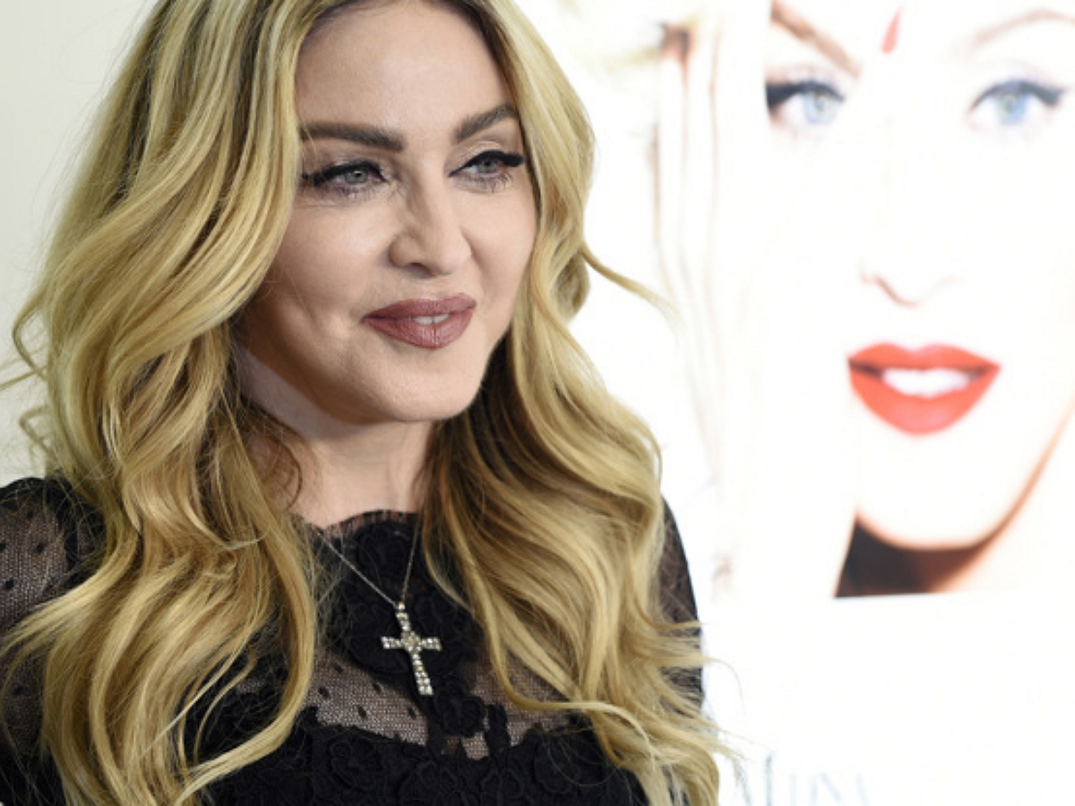“Сколько можно фотошопа?”: на новых фото 63-летняя Мадонна похожа на подростка