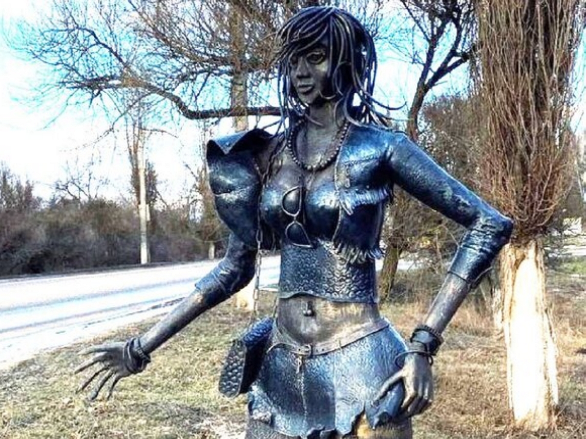 Первый в России памятник «секс-работнице» установили в Белгороде