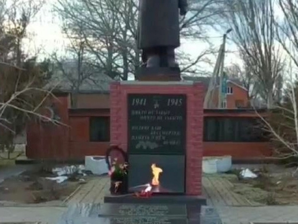 Под Ростовом на воинском мемориале установили телевизор с Вечным огнем