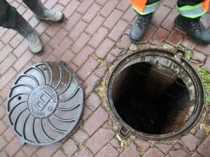 В Москве мужчина провалился в открытый колодец и захлебнулся