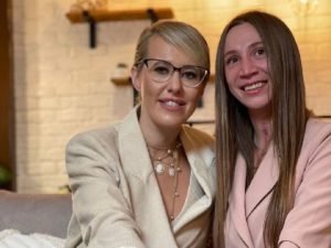 «Показуха»: Собчак раскритиковали в Сети за подарок пострадавшей в ДТП в Сочи