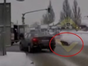 Видео с подростком, выпавшим из маршрутки в Набережных Челнах, разошлось по Сети