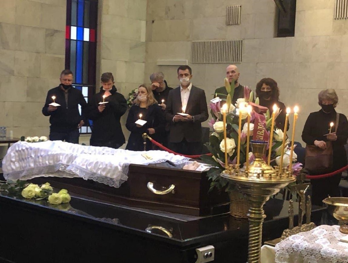 «Жуткая ситуация»: шоу-бизнес оправдался за скромные похороны Куравлёва