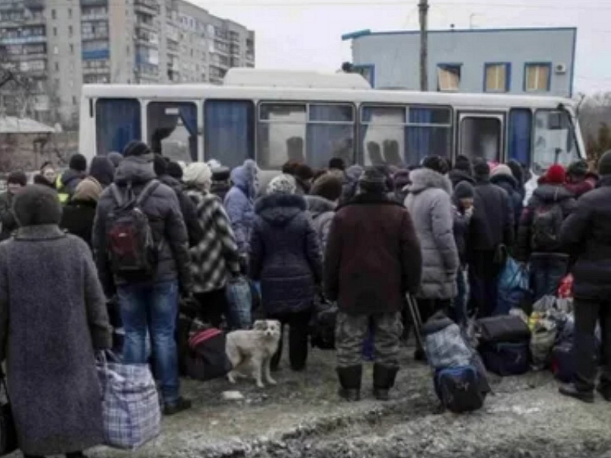 В ЛНР и ДНР эвакуируют мирных жителей в Россию. В Донецке - взрыв в центре города