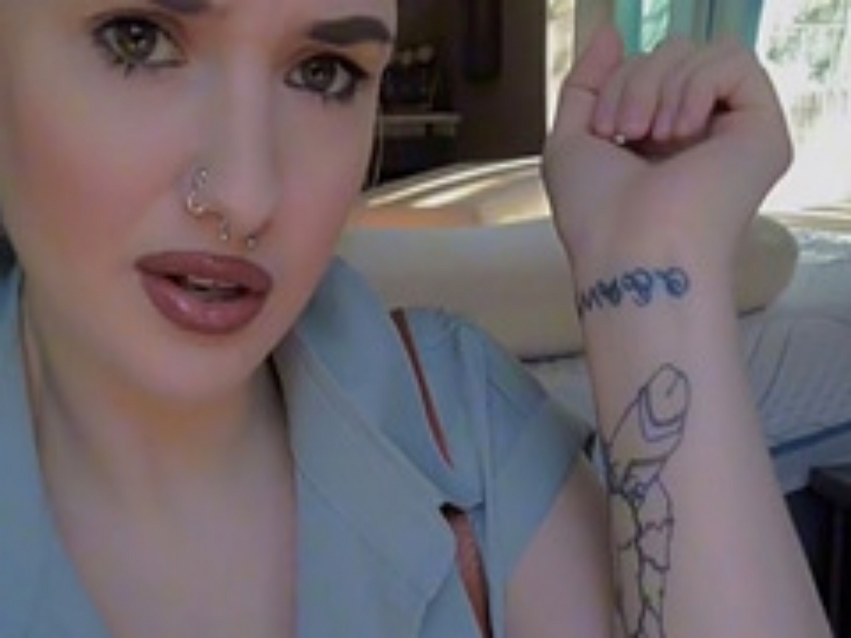 Ошибка тату-мастера сделала татуировку девушки совершенно непристойной