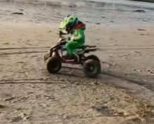 Пятилетний ребенок поразил Сеть своими трюками на квадроцикле