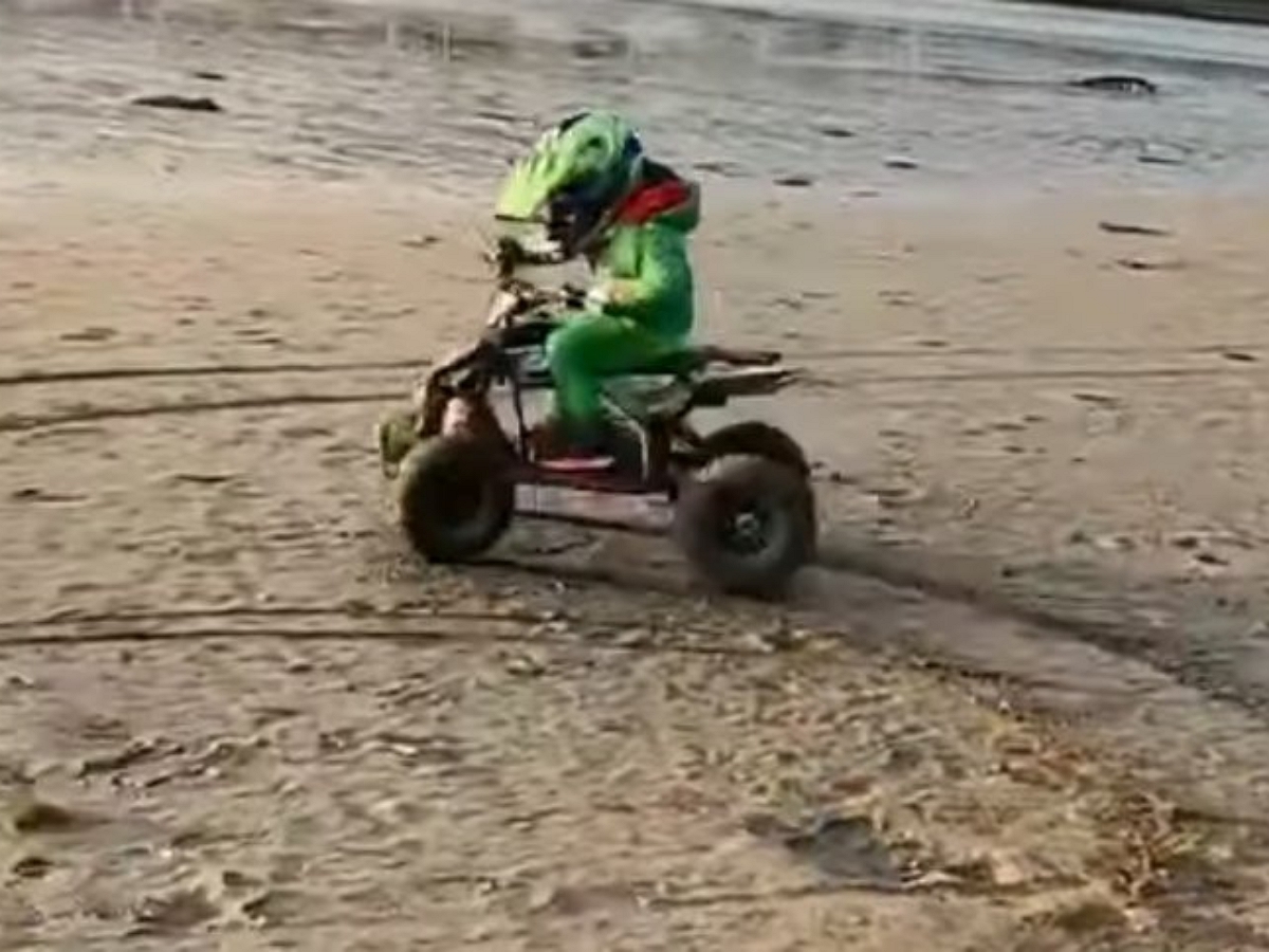 Пятилетний ребенок поразил Сеть своими трюками на квадроцикле