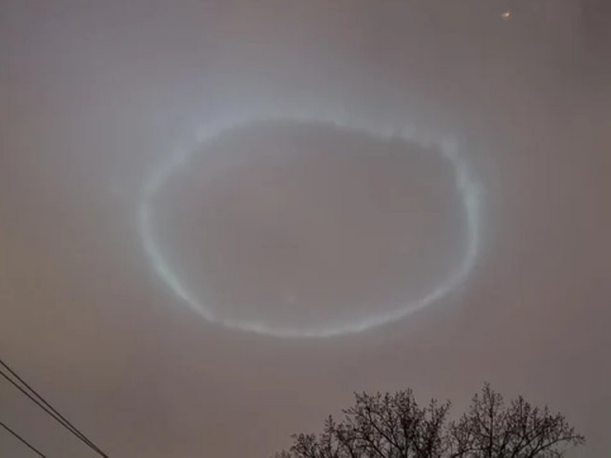 Загадочное светящееся кольцо в небе озадачило Сеть