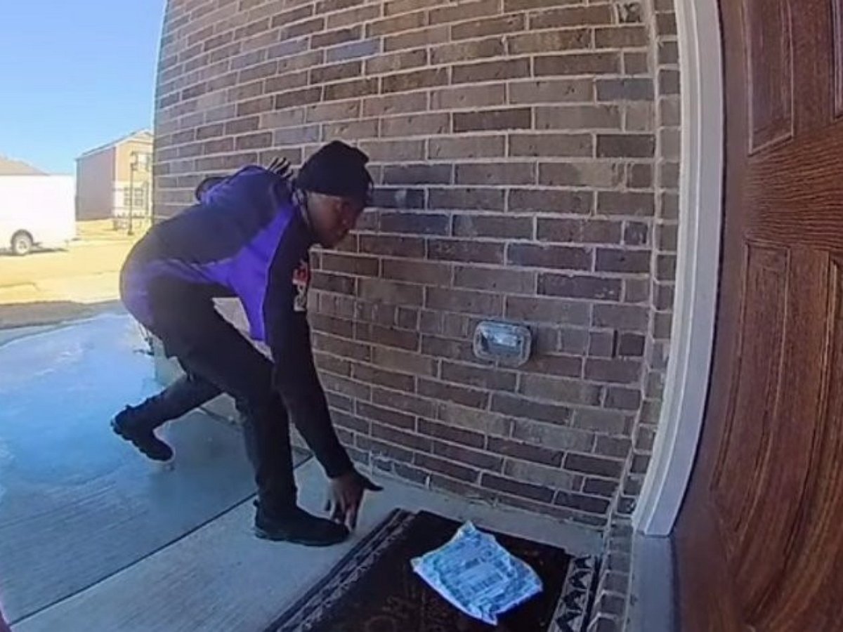 «Четкая доставка» посылки попала на видео