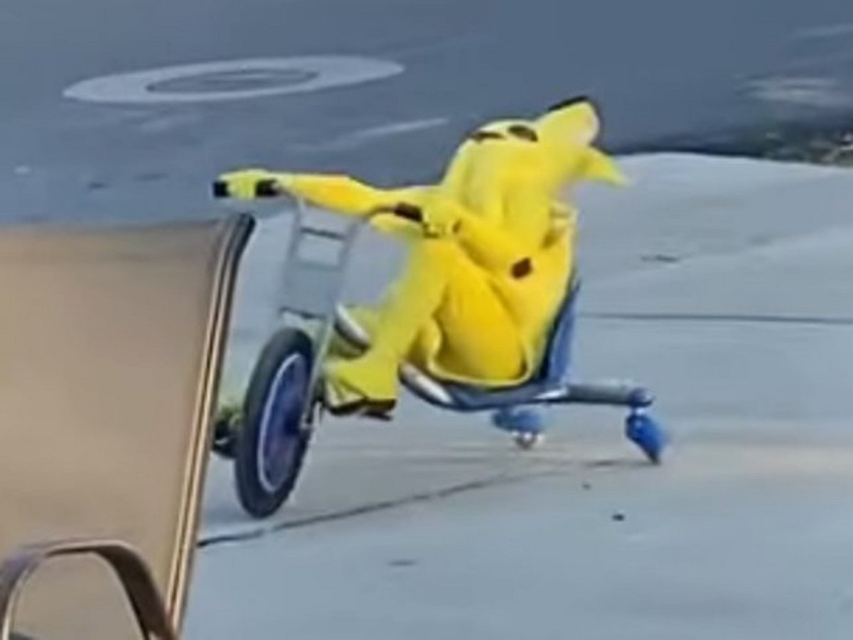 «Скукота»: ребенок в костюме банана развлекает себя, как умеет