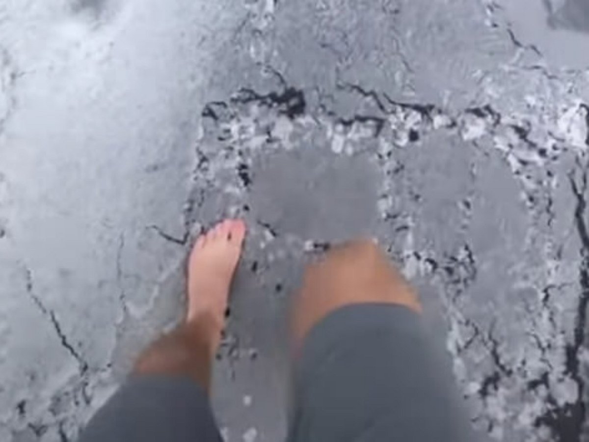 Прогулка по замерзшему батуту заворожила пользователей