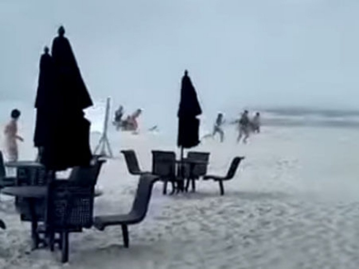 Смерч за секунду превратился в торнадо, разогнав людей с пляжа