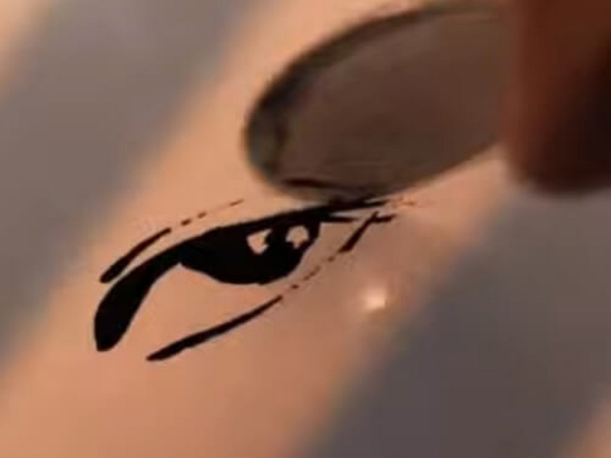 Китайский художник с помощью ложки рисует портреты