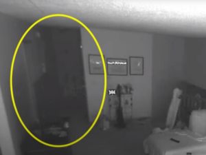 Привидение, перемещающееся по дому в ночной рубашке, попало на камеру видеонаблюдения