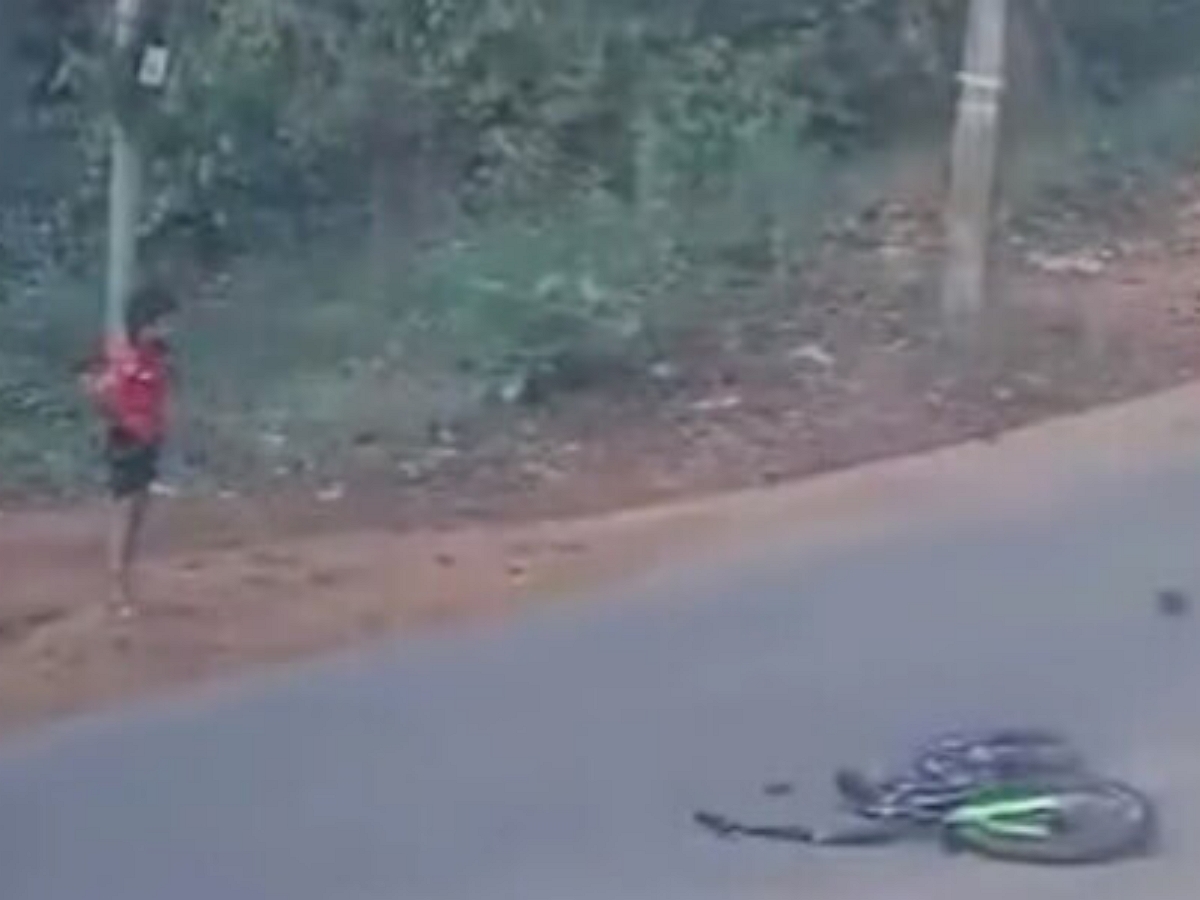 Юный велосипедист попал в аварию с мотоциклом, а потом и с автобусом