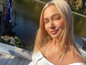 Наталья Рудова выставила на фото грудь в крошечном бикини