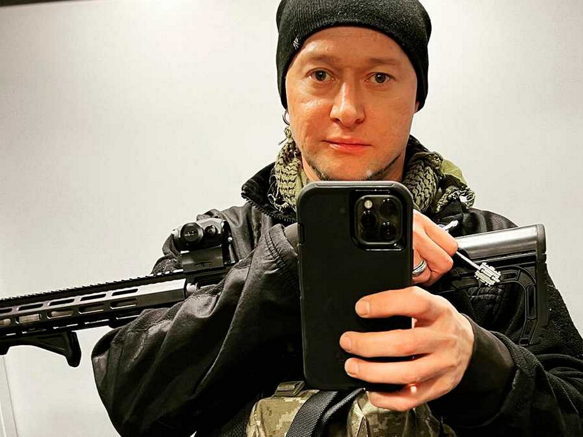 Фронтмен группы «Бумбокс» Хлывнюк получил осколочное ранение в Киеве